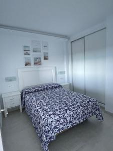 ベナルマデナにあるBenal Beach Sea View Apartment (Benalmadena)のベッドルーム1室(青と白のベッドカバー付)