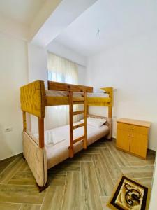 Poschodová posteľ alebo postele v izbe v ubytovaní SeaScape Vila