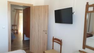 En tv och/eller ett underhållningssystem på Miros Hotel Apartments