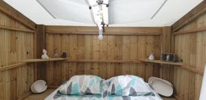a room with wooden walls and a ceiling with a bed at Gîte insolite vue sur le ciel étoilé , cuisine, salle d eau, 2 chambres , proche du zoo de La Palmyre in Les Mathes