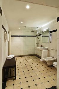 a bathroom with a toilet and a sink at Barockschloss Rammenau in Rammenau