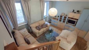 uma vista aérea de uma sala de estar com dois sofás em Tartini Square House FERGO em Piran