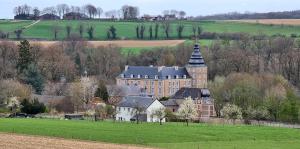 un grande edificio in mezzo a un campo di Gulpdal Vakantiewoningen. a Gulpen