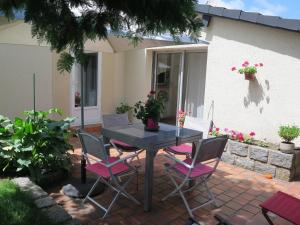 un tavolo e sedie su un patio in mattoni di chez Annick a La Flèche