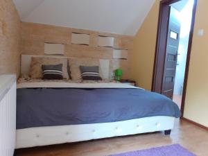Noclegi Pod Dębem, Pulandia Brzózki客房内的一张或多张床位