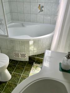 Ett badrum på Biloba Apartmanok
