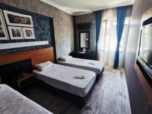 Postel nebo postele na pokoji v ubytování Esin Hotel