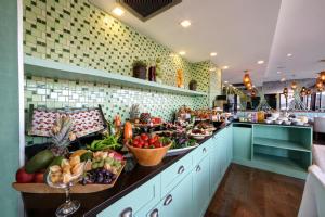 una línea de buffet con frutas y verduras en un mostrador en Almina Hotel - Special Class, en Estambul