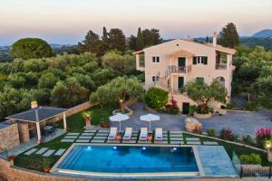 een luchtzicht op een villa met een zwembad bij Villa Caesar in Ágios Ioánnis