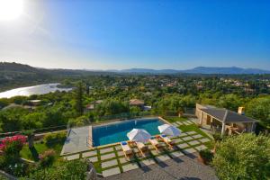 una vista aérea de una casa con piscina en Villa Caesar en Agios Ioannis