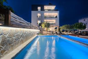 Bazén v ubytování Liberty Living Apartments nebo v jeho okolí