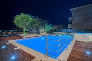 Bazén v ubytování Liberty Living Apartments nebo v jeho okolí