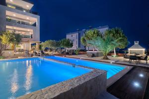 Bazén v ubytování Liberty Living Apartments nebo v jeho okolí