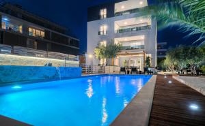 Bazén v ubytování Liberty Living Apartments nebo v jeho okolí