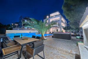 Bazén v ubytování Liberty Living Apartments nebo v jeho okolí