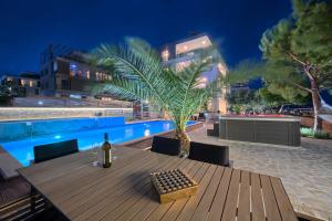Bazén v ubytování Liberty Living Apartments nebo v jeho okolí