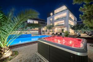 Bazén v ubytování Liberty Living Apartments nebo v jeho okolí