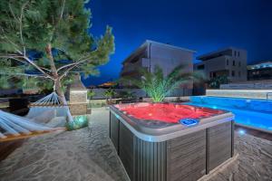 Bazén v ubytování Liberty Living Apartments nebo v jeho okolí