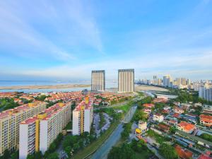 eine Luftansicht einer Stadt mit Gebäuden und dem Meer in der Unterkunft The Landmark Seaview Gurney in George Town