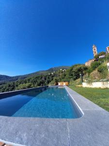 Bazén v ubytování Castellu d'Orezza nebo v jeho okolí