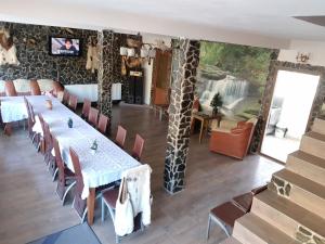 a dining room with a table and chairs at Casa Albiony Dâmbovicioara in Dâmbovicioara