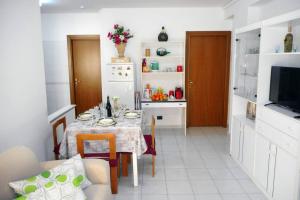 eine Küche mit einem Tisch und einem Esszimmer in der Unterkunft Casa Bahia in Marina di Davoli