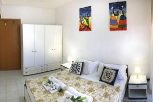 ein kleines Schlafzimmer mit einem Bett und einem Schrank in der Unterkunft Casa Bahia in Marina di Davoli