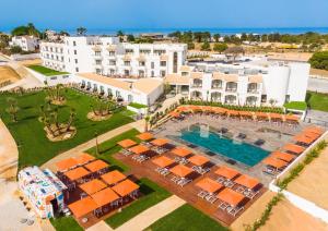 uma vista aérea de um resort com uma piscina em Regency Salgados Hotel & Spa em Albufeira