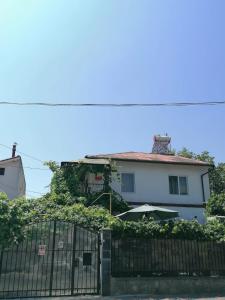 マンガリアにあるVila Didi, Mangaliaの門と傘の白い家