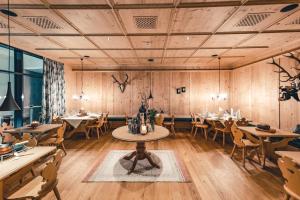 Reštaurácia alebo iné gastronomické zariadenie v ubytovaní LUX ALP CHALET am Arlberg
