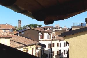 vista sulla città dal tetto di un edificio di Happy Home Hosting a Rieti