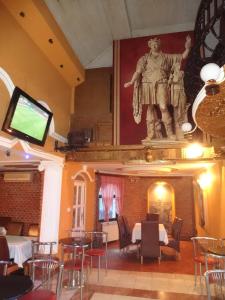 una gran estatua de un hombre en un restaurante con mesas y sillas en Motel Zoka, en Dvorovi