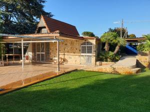 una casa con un prato davanti di Villa con piscina Circeo - Sabaudia a Borgo Montenero