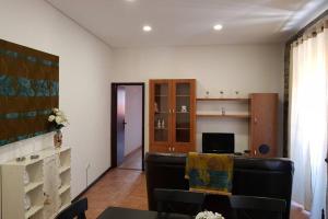 una sala de estar con un sofá y una mesa en Casa do Adro- Douro, en Peso da Régua