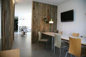 jadalnia ze stołem i krzesłami w obiekcie Nexø Modern Hostel. Private Rooms w Nexø
