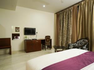Lime Tree Hotel Sushant Lok Gurgaon Sector 29 Next to IFFCO CHOWK metro TV 또는 엔터테인먼트 센터
