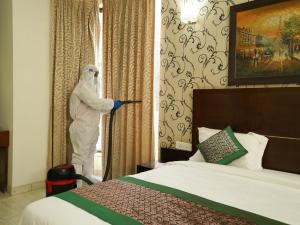 Lime Tree Hotel Sushant Lok Gurgaon Sector 29 Next to IFFCO CHOWK metro 객실 침대