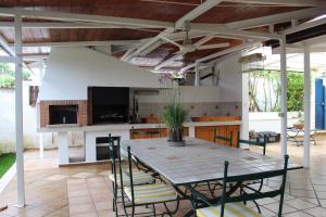 una cucina e una sala da pranzo con tavolo e sedie di Villa con piscina Circeo - Sabaudia a Borgo Montenero