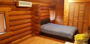 Кровать или кровати в номере Muju Log House Pension