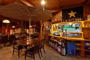 Lounge nebo bar v ubytování Muju Log House Pension