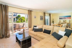 A seating area at Vale de Lobo by Intiholidays