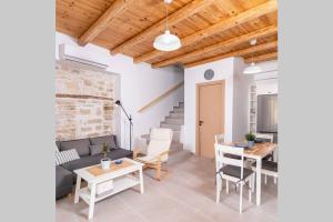 een woonkamer met een bank en een tafel bij Maisonnette Giannis in Pitsidia