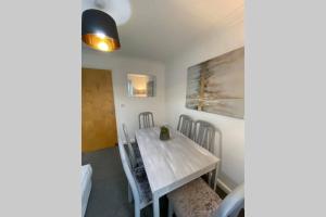 Fotografie z fotogalerie ubytování "Fishermans House" By Greenstay Serviced Accommodation - Large 4 Bed House With Parking - The Perfect Choice For Contractors, Families & Mixed Groups v destinaci Grimsby + 9 fotografií