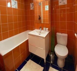 y baño con aseo, lavabo y bañera. en EUNICE apartament, en Oradea