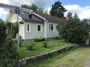 a house with a street sign in front of it at Tant Grön B&B in Falun