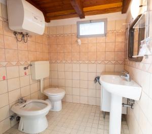 リド・デッレ・ナツィオーニにあるAgenzia Vear- Cile 41のバスルーム(トイレ、洗面台付)