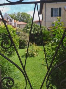 balcone con vista sul cortile e sul giardino. di Villa Liberty il Lauro Bed and Breakfast a Pisa