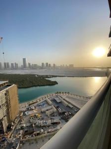 een uitzicht op een haven vanuit het raam van een vliegtuig bij Large size one bedroom apartment with sea view in Abu Dhabi