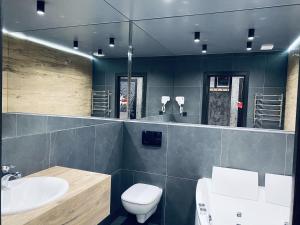 Koupelna v ubytování LUX с джакузи RIVER PARK (дуэт) + 7 fotografií