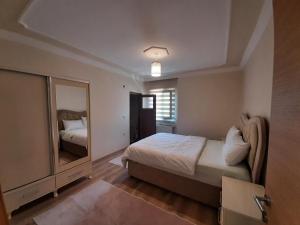 ウズンギョルにあるUzungöl Bilalego Apartの小さなベッドルーム(ベッド1台、鏡付)
